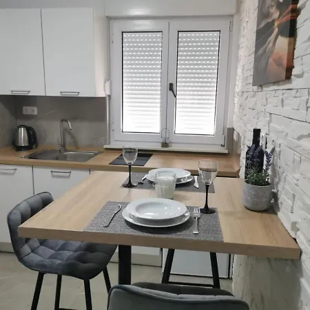 Okrug Gornji 17032c Apartman *